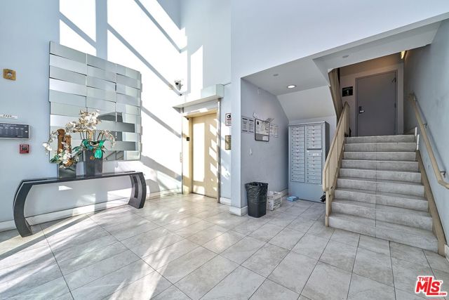 332 S Oxford Avenue, Los Angeles CA: https://media.crmls.org/mediaz/1094ecc5-c2cd-48fd-bd0a-faaabbfd5f36.jpg