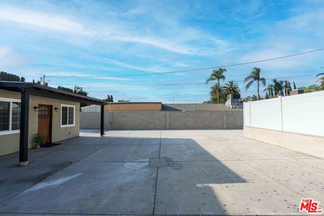 9701 Wheatland Avenue, Sunland CA: https://media.crmls.org/mediaz/1095cfba-6fd2-4c72-acc5-648e9141ec0a.jpg