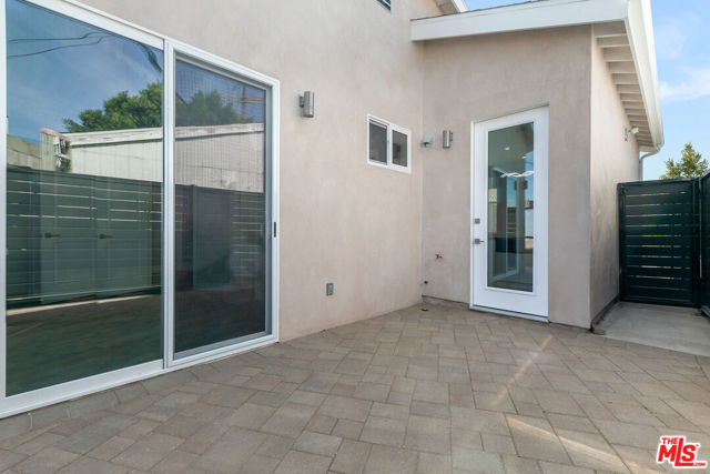 21037 Costanso St, Woodland Hills CA: https://media.crmls.org/mediaz/1096ef74-ff6c-4ae1-a3b5-ac97a7f04af4.jpg