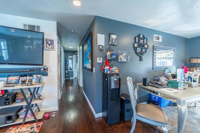 1260 Finch Pl, Chula Vista CA: https://media.crmls.org/mediaz/10975375-225e-41d0-965e-85e4ec0b95f4.jpg