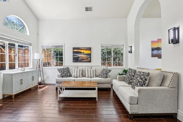 1060 Green Point Ct, Concord CA: https://media.crmls.org/mediaz/10977887-ac9e-41e1-bebd-e2ace51ad171.jpg