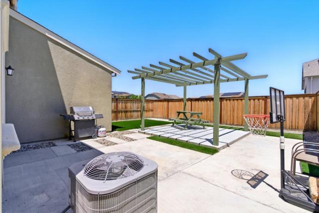 5758 Tournament Court, Tracy CA: https://media.crmls.org/mediaz/1097ebb1-2d45-4b1a-95f5-69fbe79435da.jpg