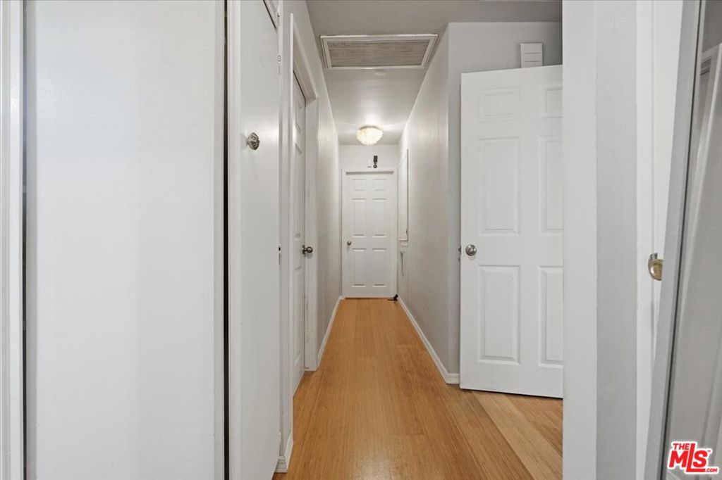 https://media.crmls.org/mediaz/10984c6d-3634-4580-a705-af01fea941a8.jpg?preset=X-Large