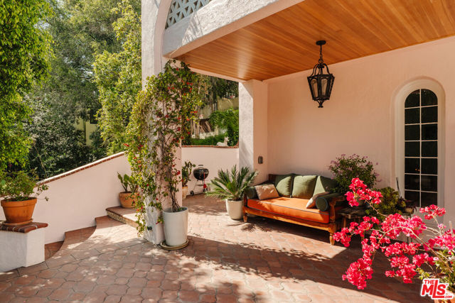 5163 Franklin Avenue, Los Angeles CA: https://media.crmls.org/mediaz/1098b02b-9e63-4138-be85-813b7ad88fd9.jpg