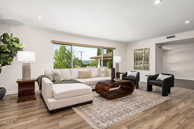 2365 Henrietta Avenue, La Crescenta CA: https://media.crmls.org/mediaz/1098f55a-c306-4601-a676-c04c4d250394.jpg