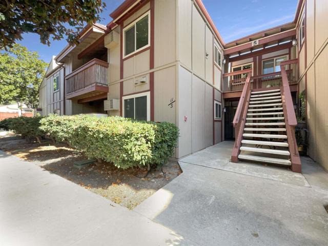 5513 Adobe Falls Rd, San Diego CA: https://media.crmls.org/mediaz/1099812e-4491-4dee-af90-4a22a0074d92.jpg