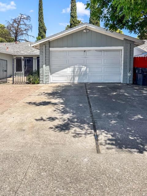 8116 Montgomery Avenue, Stockton CA: https://media.crmls.org/mediaz/1099d0e2-3e0c-43c1-859d-a88e3149545c.jpg