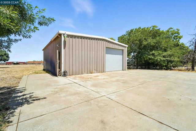 1950 Tule Ln, Knightsen CA: https://media.crmls.org/mediaz/109b63a6-66b0-4867-9bdf-147b592370b9.jpg