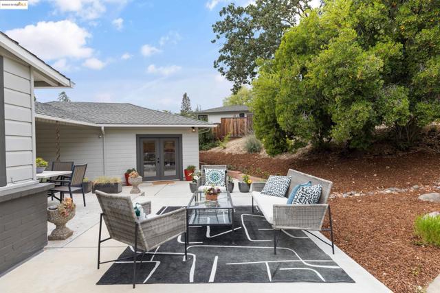 150 Santa Rita Dr, Walnut Creek CA: https://media.crmls.org/mediaz/109c4089-8716-48af-9fe2-7396f6e3c372.jpg