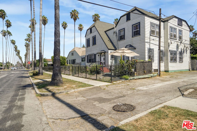 2074 W 54th Street, Los Angeles CA: https://media.crmls.org/mediaz/109cb655-58bb-48b7-a112-7986ae0936a0.jpg