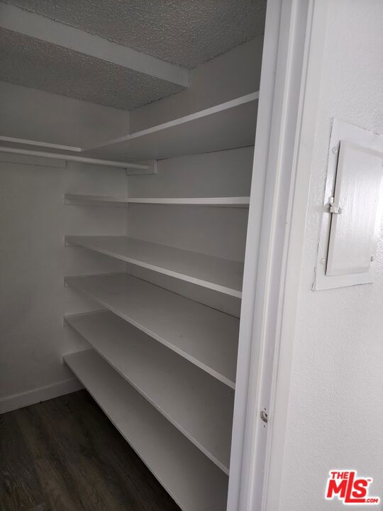 18547 Collins Street, Tarzana CA: https://media.crmls.org/mediaz/109cc2be-2a03-4258-8882-745531012641.jpg