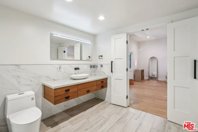 4900 Queen Victoria Road, Woodland Hills CA: https://media.crmls.org/mediaz/109cdbe6-4b2e-4285-ba76-bf112b2bea79.jpg