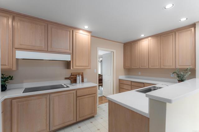 6018 Folsom Drive, La Jolla CA: https://media.crmls.org/mediaz/109cf174-1109-4f61-b6d6-b70cdfe6378e.jpg