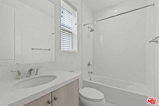20723 W Deer Grass Court, Porter Ranch CA: https://media.crmls.org/mediaz/109d469e-af5e-4c3b-b279-97f7fcb4f754.jpg