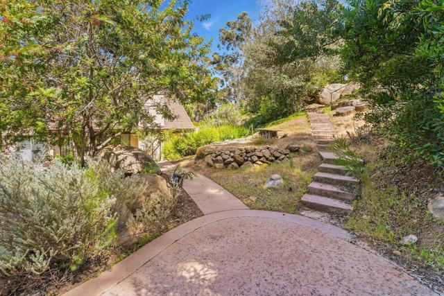 1586 Kimberly Woods Dr, El Cajon CA: https://media.crmls.org/mediaz/109dff31-bc70-4a0c-bda6-4fb06637ef3c.jpg