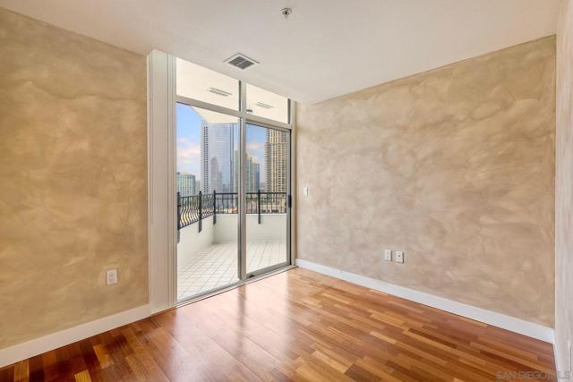 700 W Harbor Dr, San Diego CA: https://media.crmls.org/mediaz/109ee09e-53c0-4b96-861a-3a80fd636eba.jpg