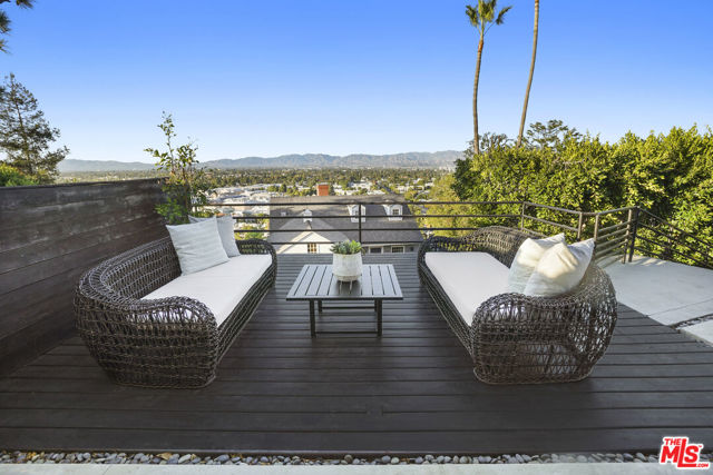 3838 Buena Park Drive, Studio City CA: https://media.crmls.org/mediaz/109f500b-f397-4d54-8548-441b88db6402.jpg