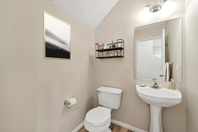 6342 Citracado Cir, Carlsbad CA: https://media.crmls.org/mediaz/109f7f23-58fa-4ed7-b624-769f28c13736.jpg