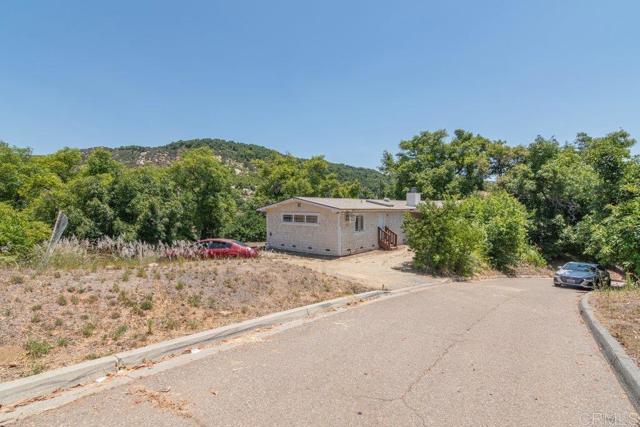 3160 Slivkoff Drive, Escondido CA: https://media.crmls.org/mediaz/109fd3d2-a6e9-428c-8044-beab664a255d.jpg