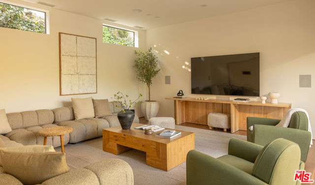 12752 Mulholland Drive, Beverly Hills CA: https://media.crmls.org/mediaz/10a05809-efff-42c2-a7a8-aaf000ba8125.jpg