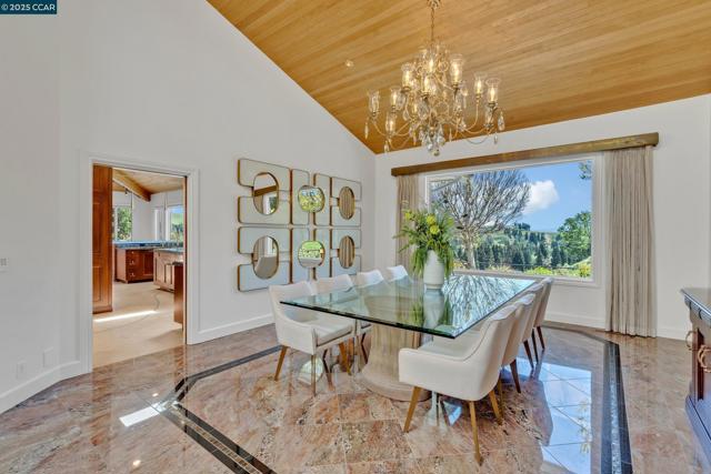 1121 Eagle Nest Ct, Danville CA: https://media.crmls.org/mediaz/10a06e28-6e62-4ac0-81ca-cfd3041c2e3d.jpg