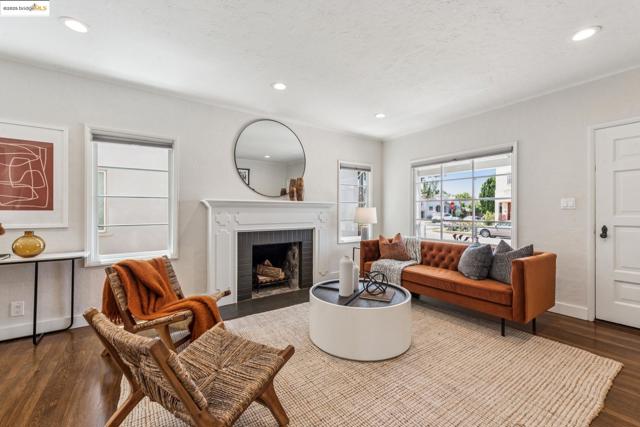 1026 Court St, Alameda CA: https://media.crmls.org/mediaz/10a0cf0c-0622-4f10-83c7-007e6e4b0718.jpg
