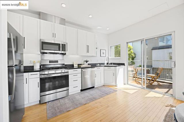 3927 Cerrito Ave, Oakland CA: https://media.crmls.org/mediaz/10a118a5-5144-4f87-8043-e521f48a0ef0.jpg
