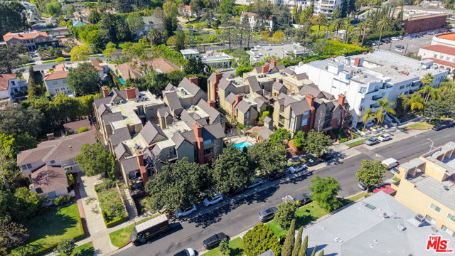 835 S Lucerne Boulevard, Los Angeles CA: https://media.crmls.org/mediaz/10a17547-3ab1-4601-a8bc-07a8b216a70b.jpg