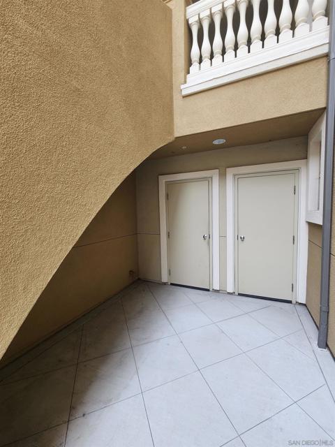 5059 Juneberry Ct, San Diego CA: https://media.crmls.org/mediaz/10a1b5ea-c1a1-4d99-8190-5c23c232e522.jpg