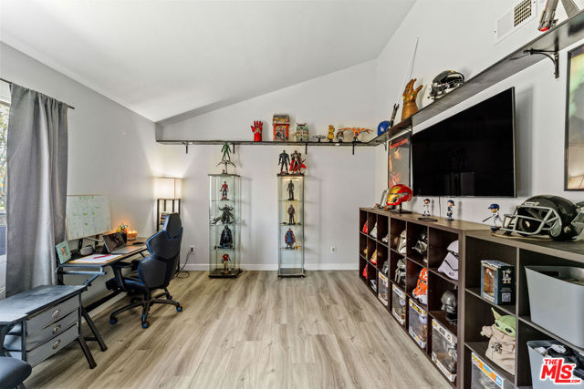 586 Rosewood Avenue, Camarillo CA: https://media.crmls.org/mediaz/10a227dd-f5bf-4f72-af11-31371aa7794e.jpg