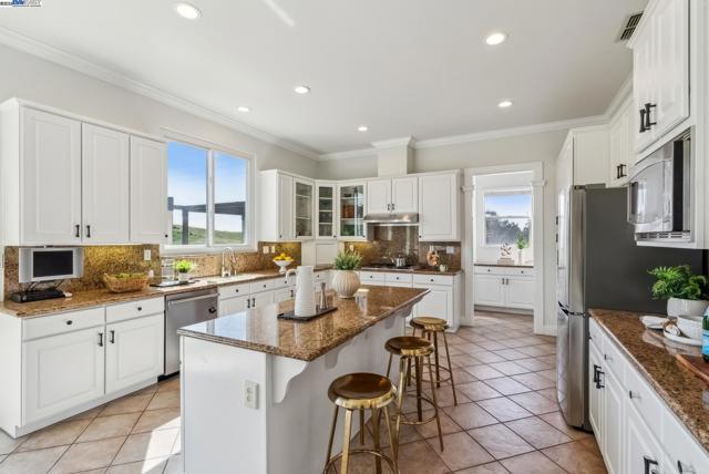 3879 Blackstone Ct, Castro Valley CA: https://media.crmls.org/mediaz/10a34e21-7d61-4e69-bca8-cc1353fc87f6.jpg