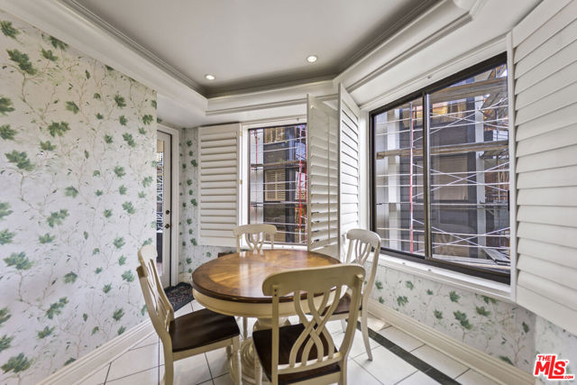 4752 Park Encino Lane, Encino CA: https://media.crmls.org/mediaz/10a376fd-3598-44a7-87a8-abb314ecdfe5.jpg