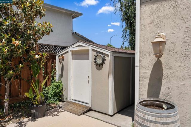 3628 Portsmouth Ct, Pleasanton CA: https://media.crmls.org/mediaz/10a3e56f-90ad-4817-8dcf-b3d4bfef21cd.jpg
