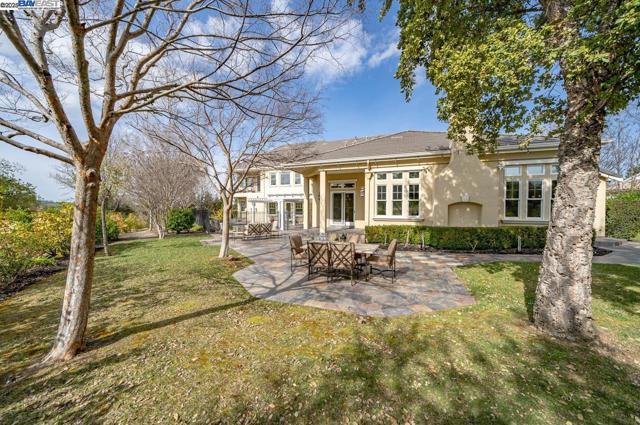 1569 Via Di Salerno, Pleasanton CA: https://media.crmls.org/mediaz/10a5990b-11a9-45c2-aad7-7feb6c0e868f.jpg