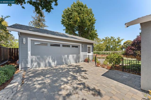 347 Valley View Rd, Pleasant Hill CA: https://media.crmls.org/mediaz/10a5b4b5-cee4-4baa-bfde-ed445d4a0c11.jpg
