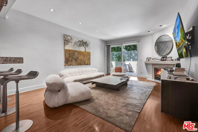 1521 Greenfield Avenue, Los Angeles CA: https://media.crmls.org/mediaz/10a5c85b-d49d-4b57-a9c7-99bf51d45199.jpg