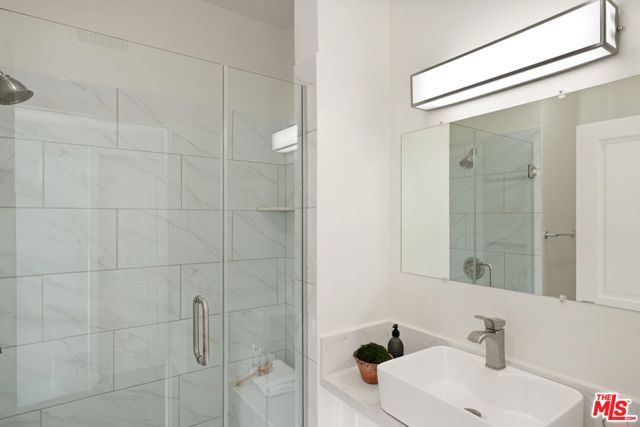 3275 N Knoll Drive, Los Angeles CA: https://media.crmls.org/mediaz/10a601c8-ffb1-4dba-b4a6-d6b423f6b287.jpg