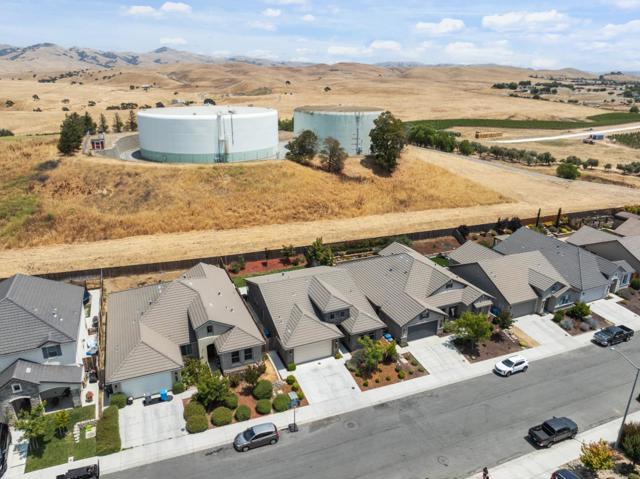 1621 Castlerock Drive, Hollister CA: https://media.crmls.org/mediaz/10a64134-a018-4b9a-8723-4b5afcb6e582.jpg