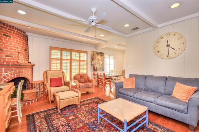 1679 Carmel Dr, Walnut Creek CA: https://media.crmls.org/mediaz/10a6cbc6-e5dd-451c-841d-a1fa817d27a9.jpg