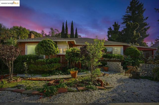 4116 Kentwood Ct, Oakland CA: https://media.crmls.org/mediaz/10a6d1d9-92e4-432c-b939-cebb96f28099.jpg