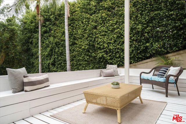 4189 Holly Knoll Drive, Los Angeles CA: https://media.crmls.org/mediaz/10a71485-e7f1-4bcf-ae4b-6bb47063ac1d.jpg