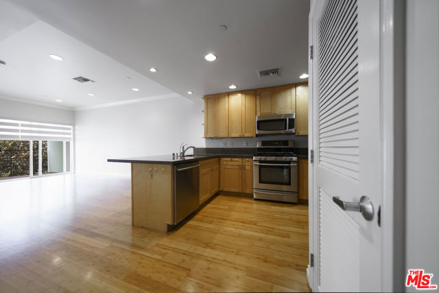 3061 W 12th Place, Los Angeles CA: https://media.crmls.org/mediaz/10a8b39a-cbb3-40dc-a646-b02dc4220d58.jpg