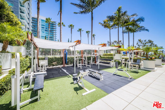 13700 Marina Pointe Drive, Marina del Rey CA: https://media.crmls.org/mediaz/10a8e04e-2655-49db-81f4-e5f8230f976f.jpg