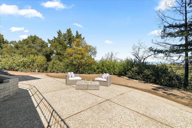 12650 Viscaino Court, Los Altos Hills CA: https://media.crmls.org/mediaz/10a91931-cbb7-47d0-8bfb-56a564c020c5.jpg