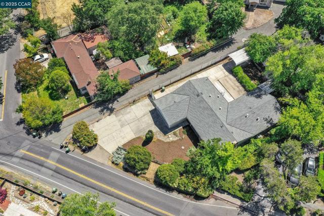 280 Sierra Dr, Walnut Creek CA: https://media.crmls.org/mediaz/10aa97f4-117d-4d2c-9dc3-22e11fa9012c.jpg