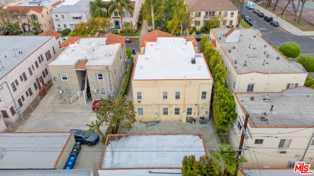 458 N Genesee Avenue, Los Angeles CA: https://media.crmls.org/mediaz/10ab7cf8-d203-44b6-94be-138ef1adc352.jpg