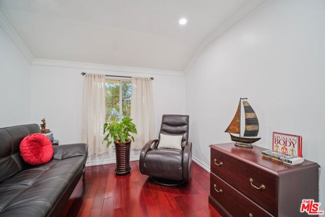 9520 Via Tivoli, Burbank CA: https://media.crmls.org/mediaz/10ac37bb-b3b5-4b58-ac31-ec124f7a718b.jpg