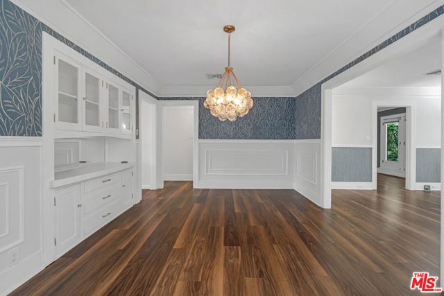 7024 De Longpre Avenue, Los Angeles CA: https://media.crmls.org/mediaz/10ac7607-63df-4796-b433-f524d8aac98b.jpg