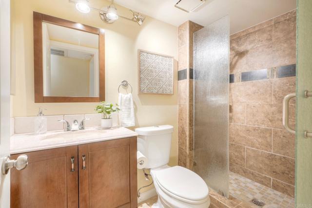 220 S Shorehang Lane, Encinitas CA: https://media.crmls.org/mediaz/10ae9274-1225-450c-89fd-a5cc3abbd5aa.jpg