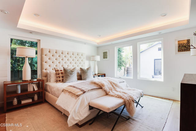 14322 W Collins Street, Sherman Oaks CA: https://media.crmls.org/mediaz/10af8f18-2f43-4583-adf8-7b6bd2a2c5d7.jpg
